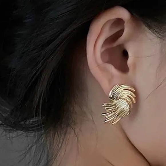 GP Wave Geometric Stud Earrings - Picture 3 of 5